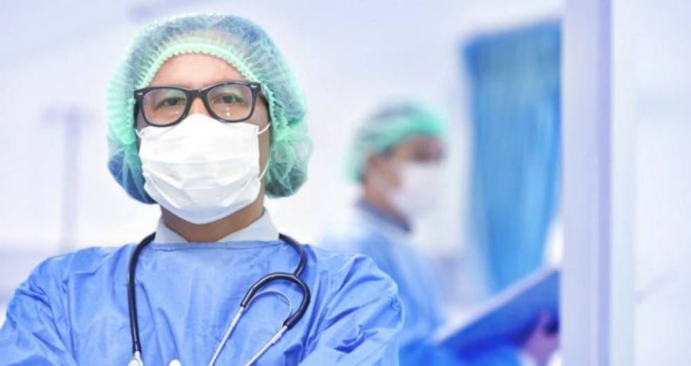 Según el director, el Colegio Médico Colombiano recibe comúnmente casos alarmantes por amenazas, apuñalamientos y agresiones contra profesionales de la salud. Foto: Getty Images